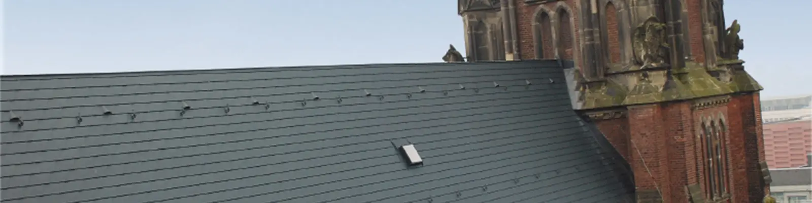 Les bardeaux PREFA dans la teinte anthracite ont été utilisés pour la rénovation de la toiture de l'église St Josef