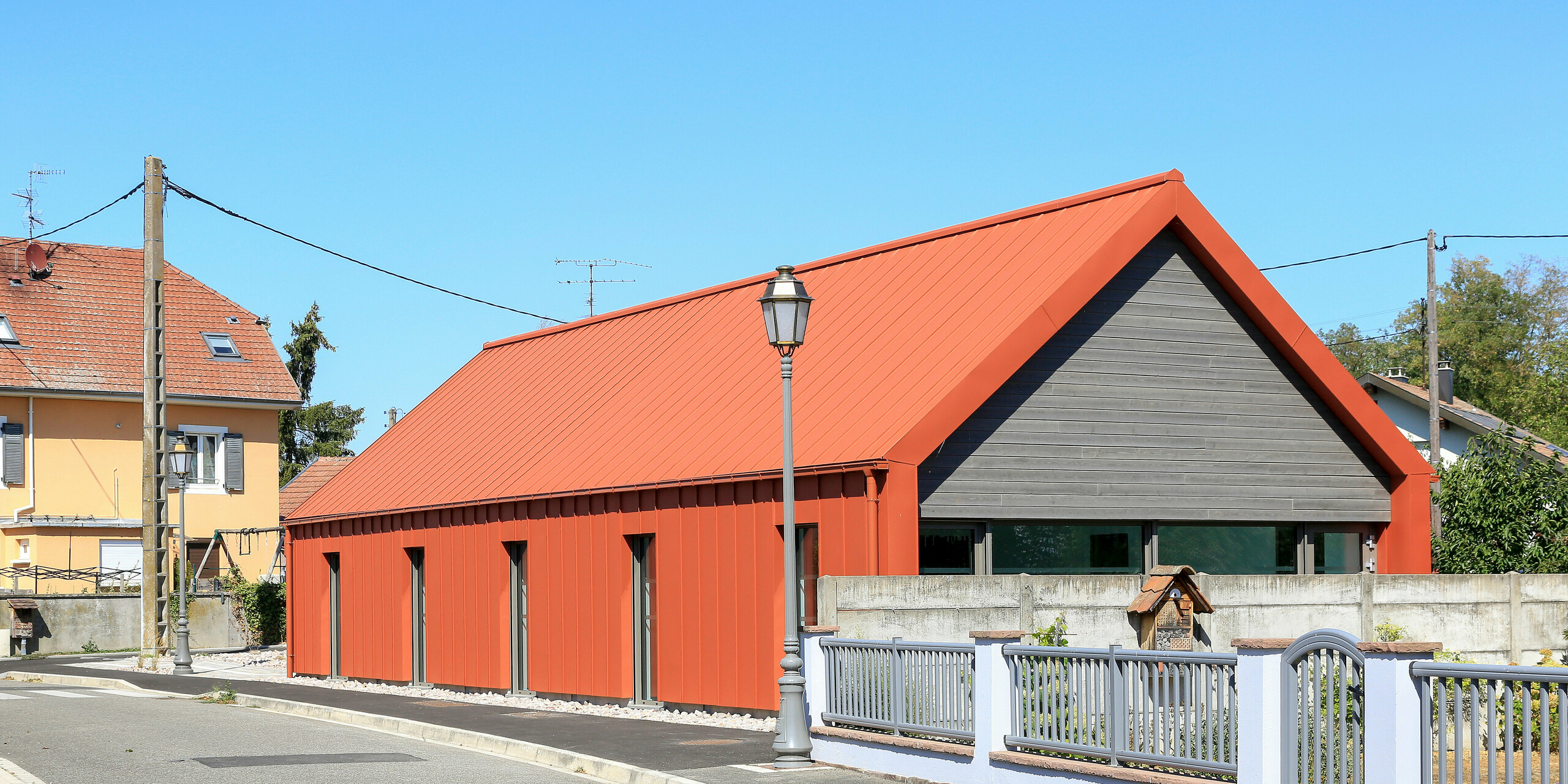 Système de toiture et de façade PREFALZ en rouge tuile P.10 sur le presbytère de Chalampé