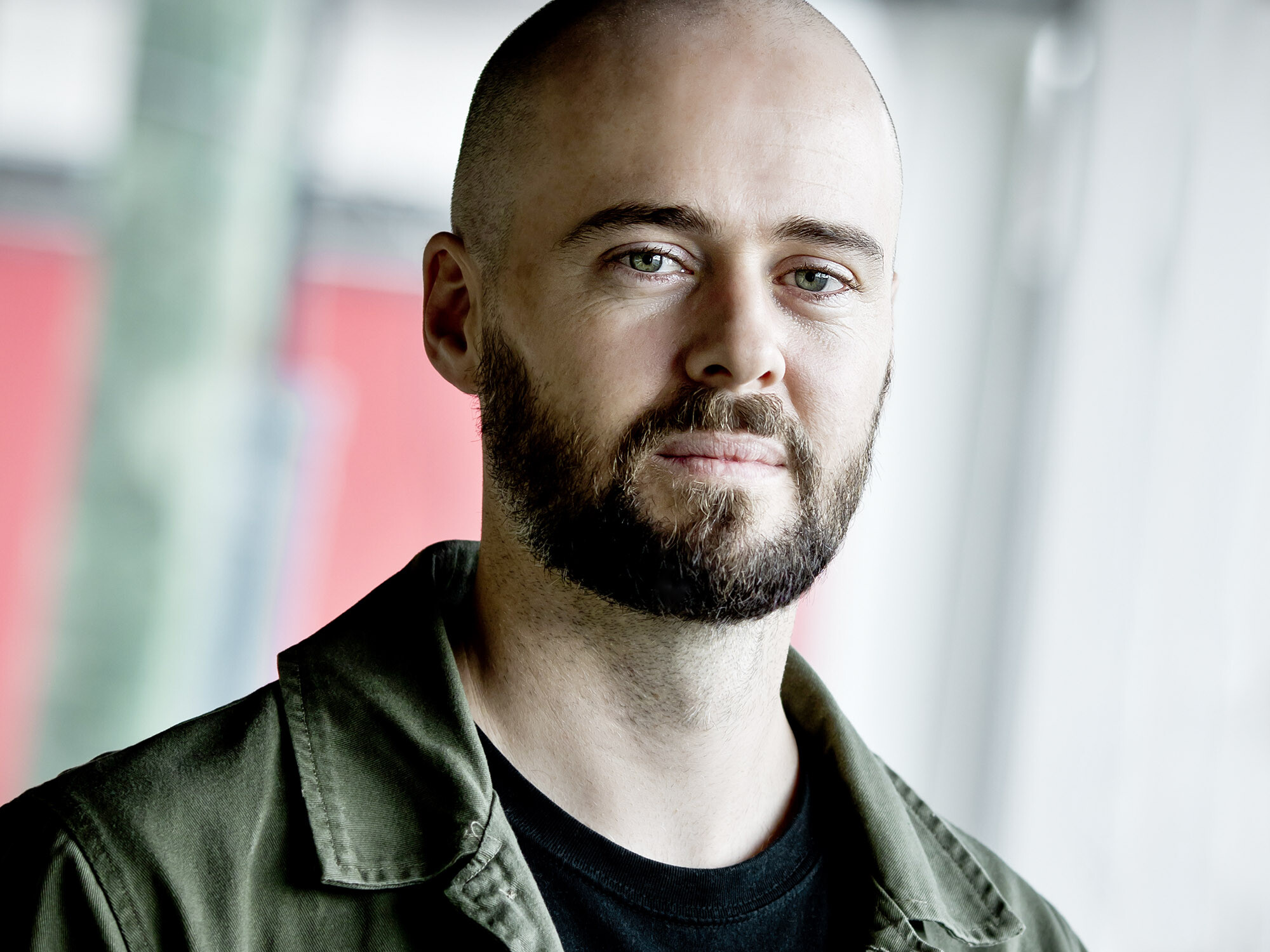 Portrait des Designers Nick Wortelboer vom Büro Three Sixty Architecture mit verschwommenem Hintergrund.