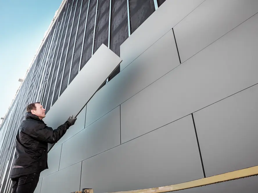 Un artisan recouvre la façade avec les Sidings