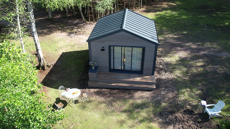 Vue prise par drone de la couverture du lodge qui a été réalisée en joint debout en aluminium dans la teinte anthracite de chez PREFA