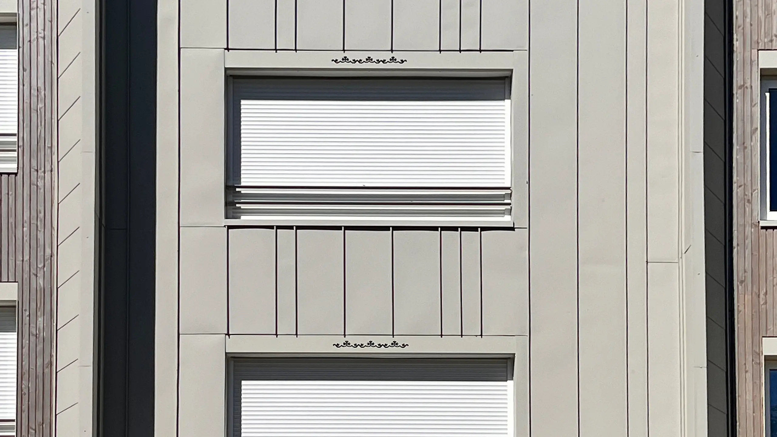 Zoom sur la façade en joint debout aléatoire dans la teinte spéciale Dune.