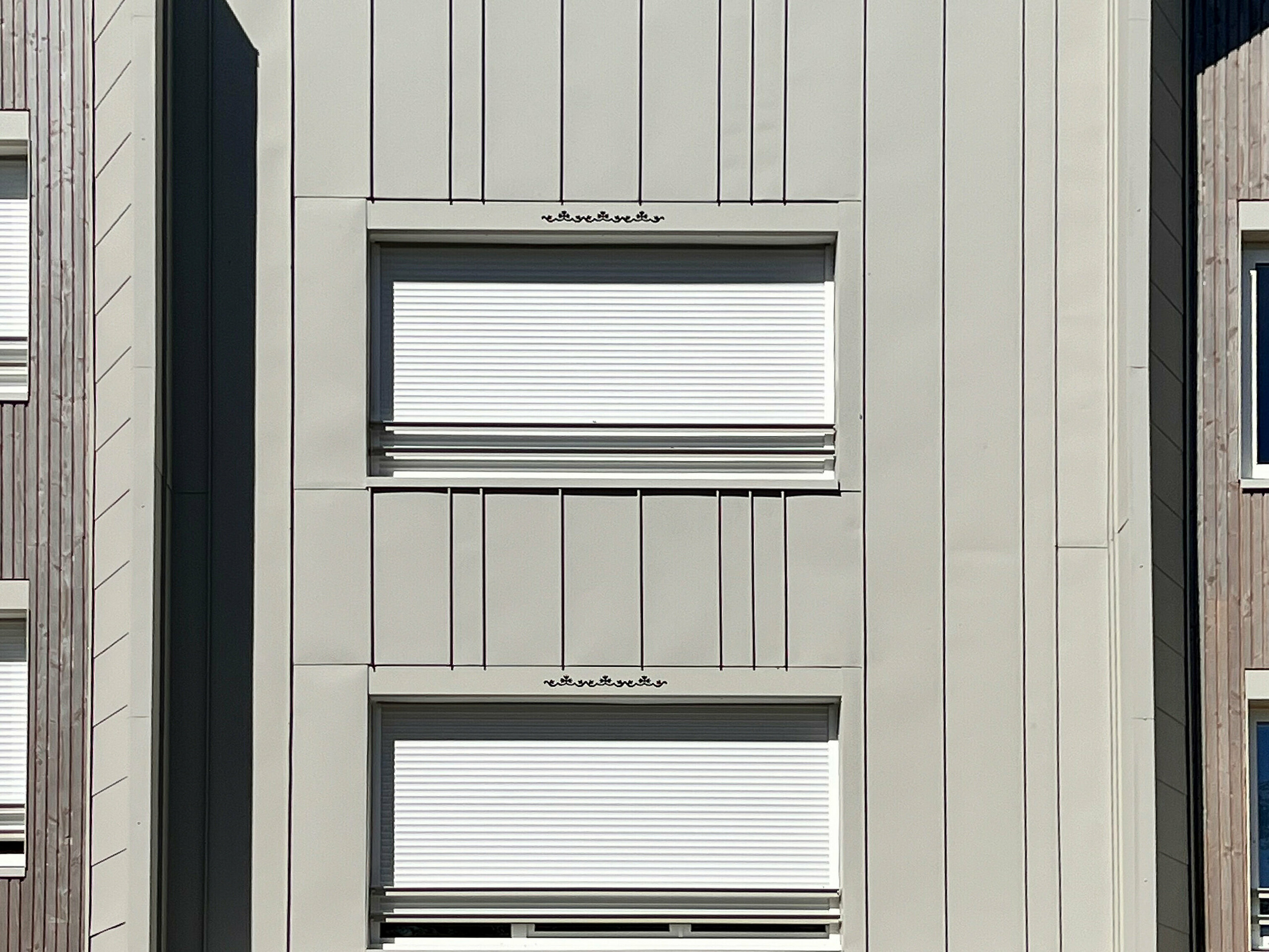 Zoom sur la façade en joint debout aléatoire dans la teinte spéciale Dune.