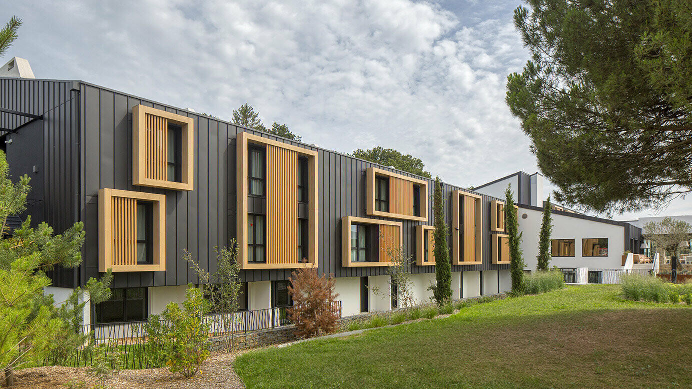Vue d'ensemble de l'hôtel Le Landreau aux Herbiers, récemment rénové en joint debout Prefalz