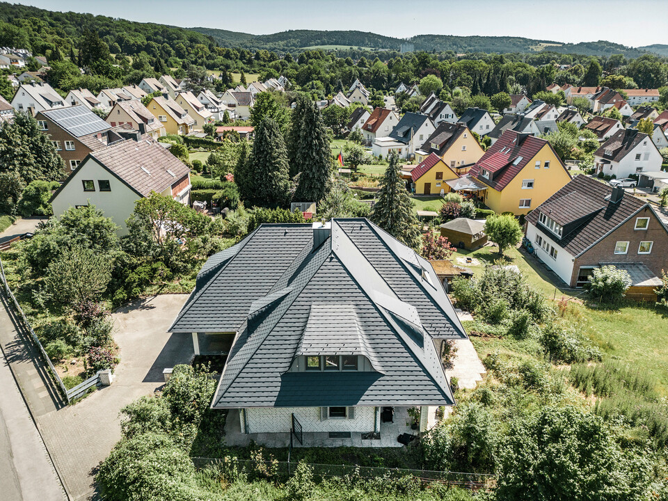 Vogelperspektive auf Dach von Einfamilienhaus mit PREFA Dachschindeln in P.10 Anthrazit