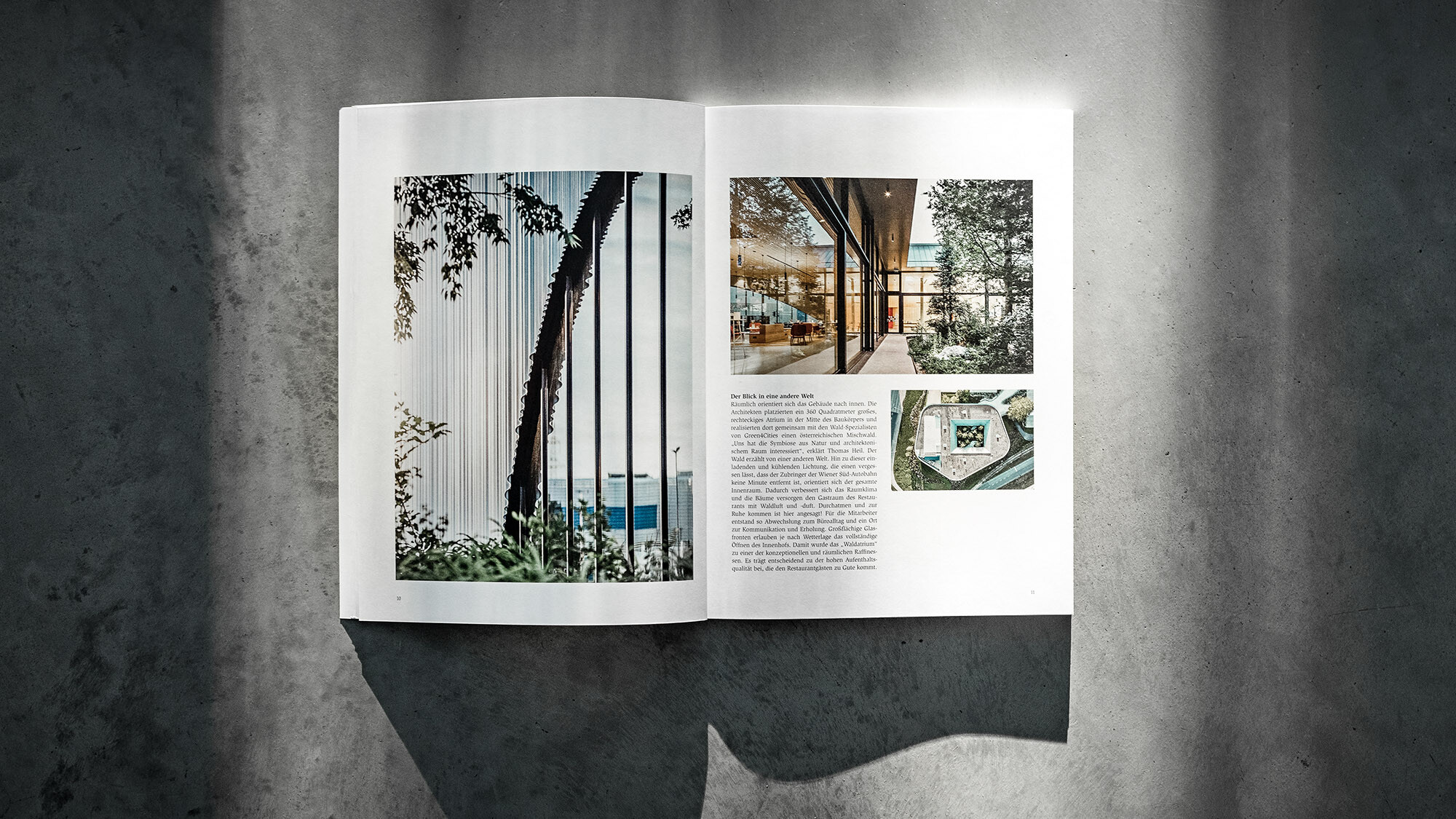 Le livre PREFARENZEN 2024 ouvert et sur un fond gris avec un article sur le projet du restaurant Walter par dreiplus Architekten.