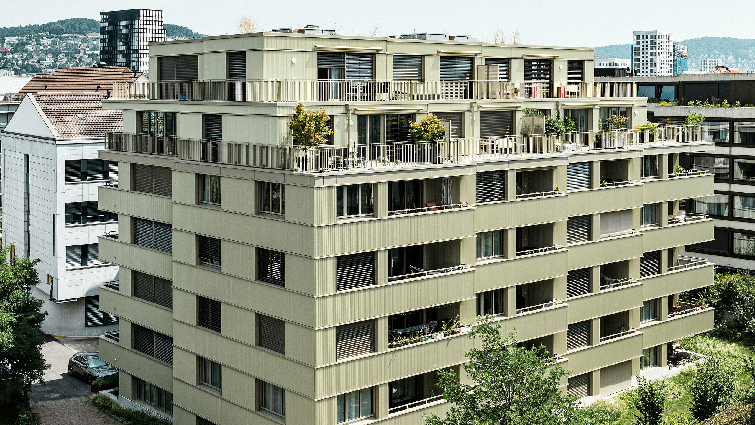 Le bâtiment résidentiel moderne "Stetterhaus" à Altstetten, Zurich, est entouré d'une façade unique - le profil dentelé PREFA dans la couleur métallique perle spéciale.