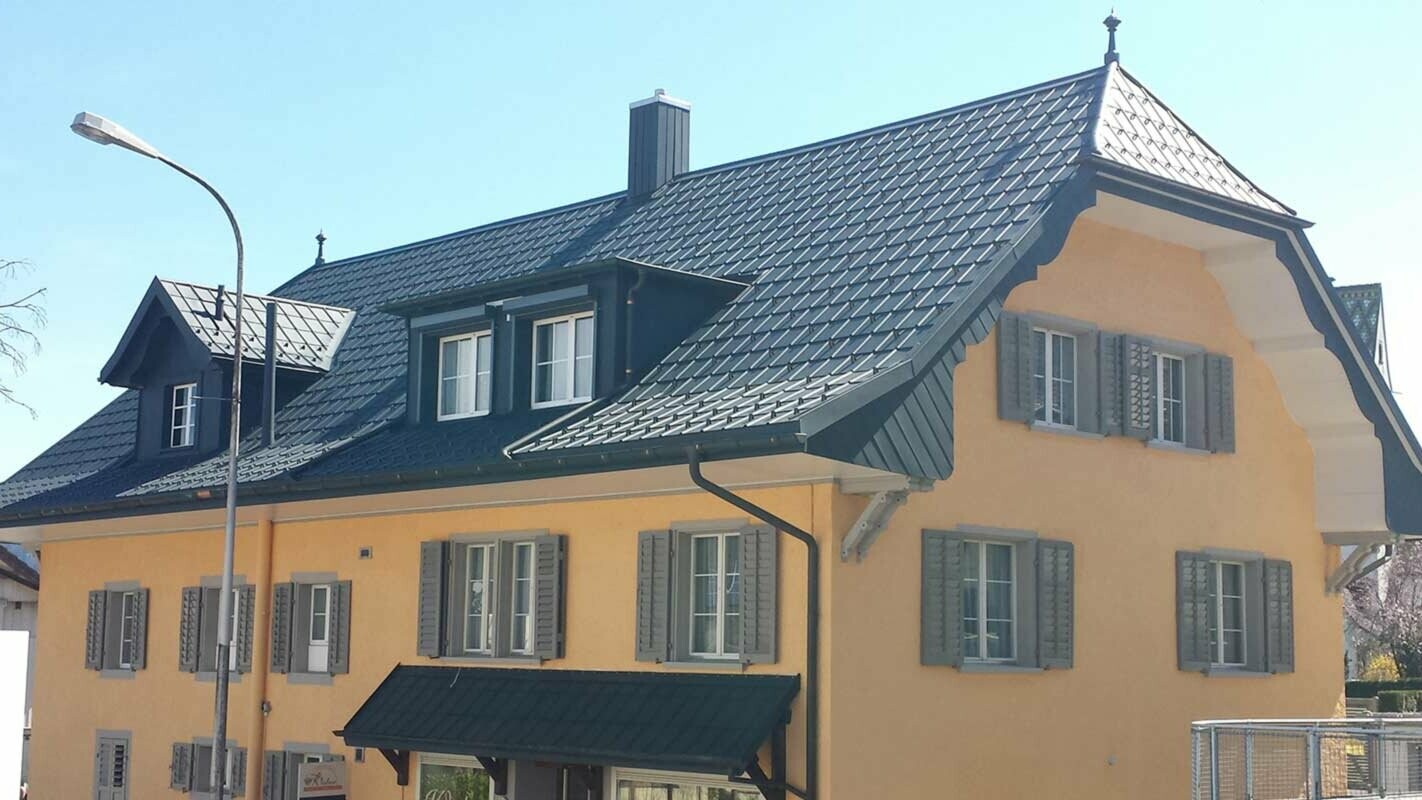 Rénovation d’un toit à deux pans en croupe à l’aide de tuiles PREFA couleur P.10 anthracite