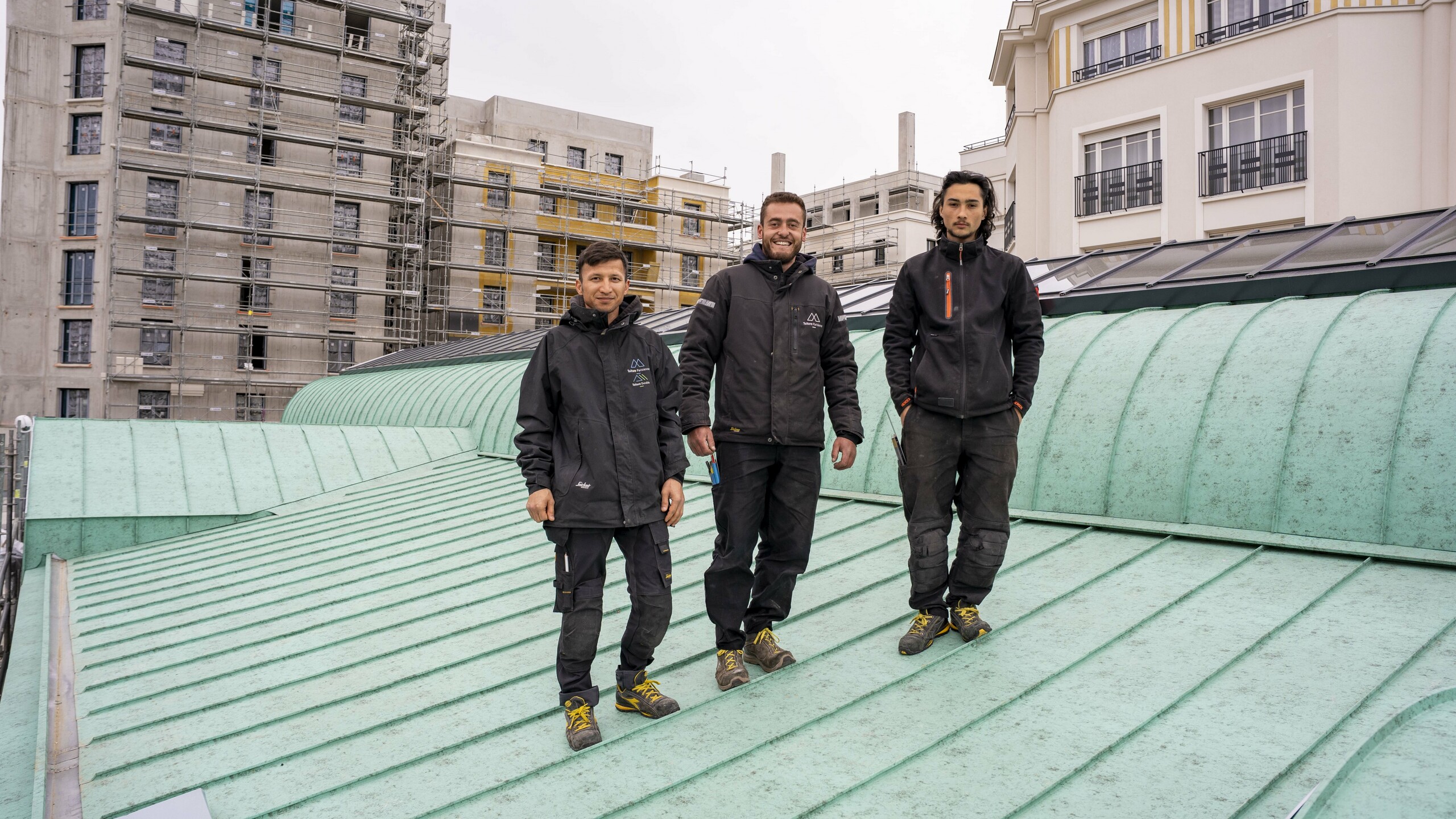 Photo de la couverture de la Halle de Clamart, on voit également l'équipe de couvreurs qui a réalisé le projet de l'entreprise Toiture Parisienne