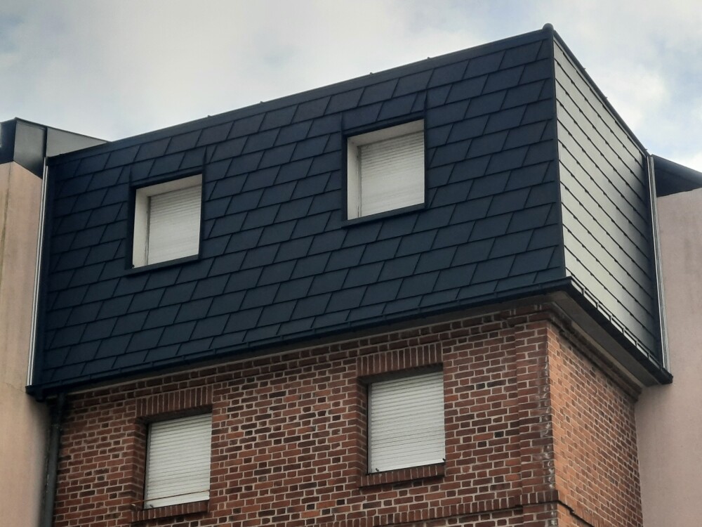 Zoom sur les brisis réalisés en bardeaux en aluminium PREFA dans la teinte P.10 anthracite