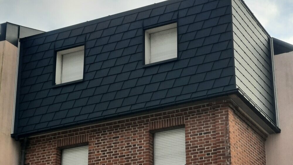 Zoom sur les brisis réalisés en bardeaux en aluminium PREFA dans la teinte P.10 anthracite