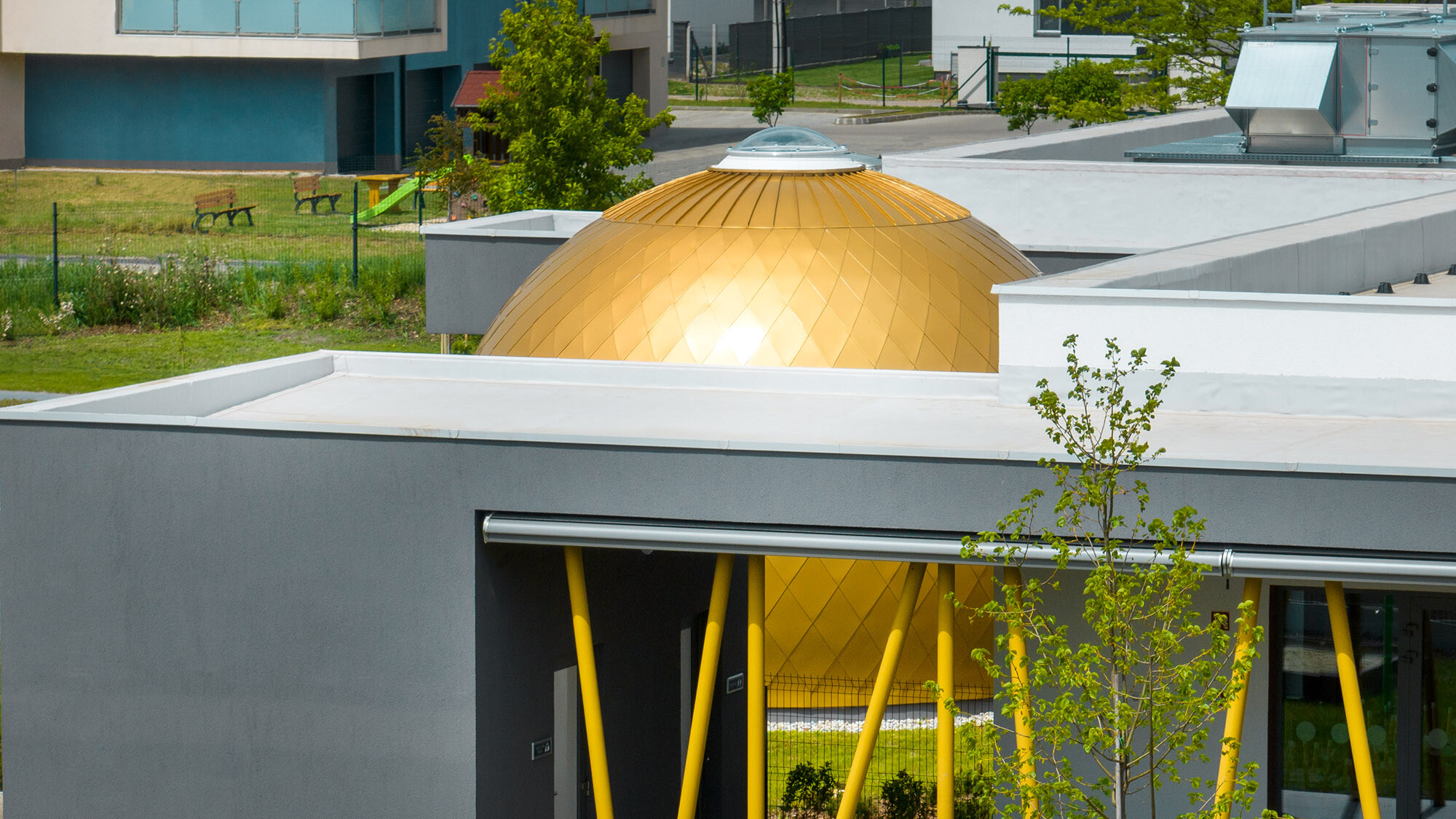 La crèche vue sur le côté : En partie cachée par le bâtiment, une pièce ronde avec puits de lumière se distingue.