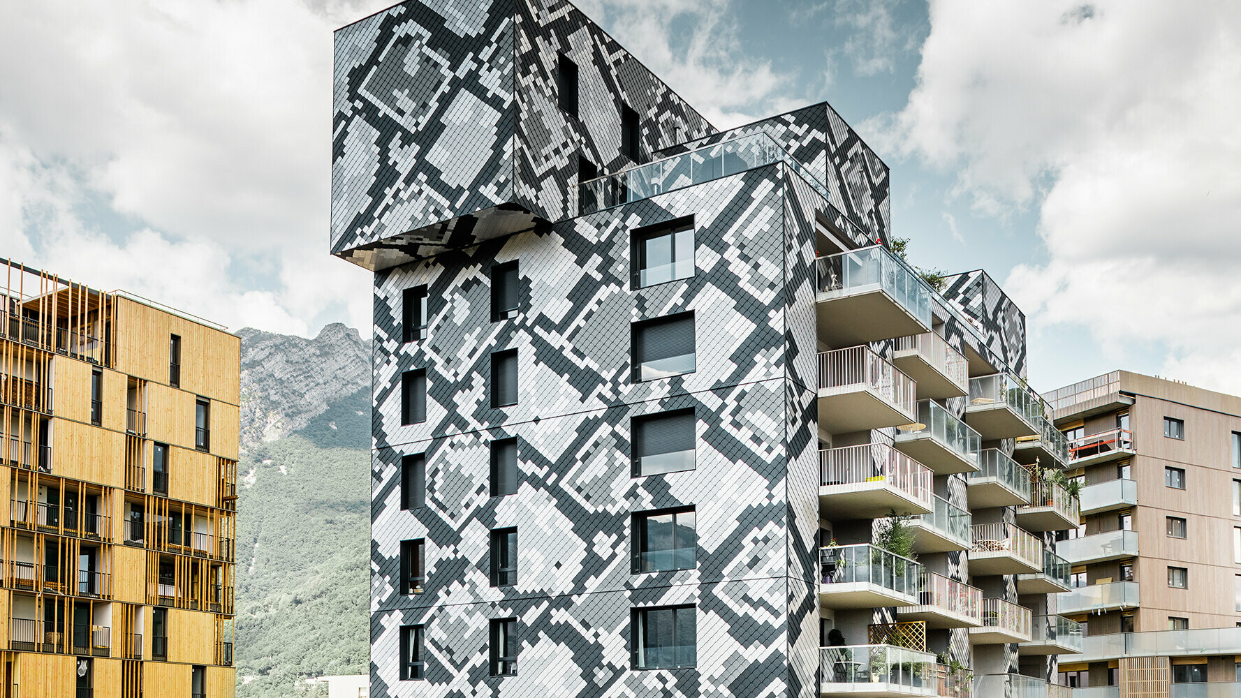 La façade de cet immeuble collectif à Grenoble rappelle un serpent aux écailles de couleurs différentes.