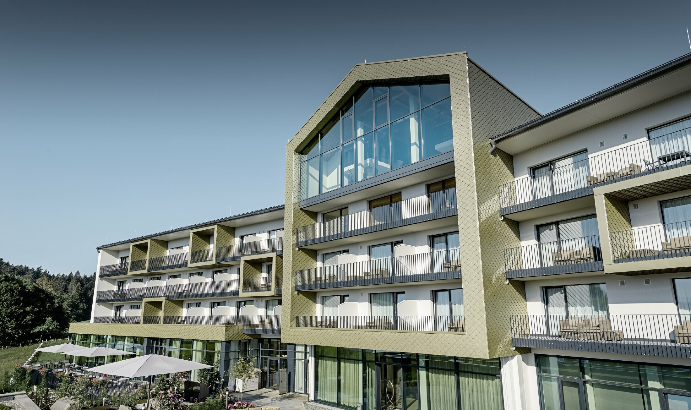 Conception de façade de l’hôtel Edita de Scheidegg avec les losanges en aluminium de PREFA au format 20 × 20 dans la couleur spéciale bronze clair.