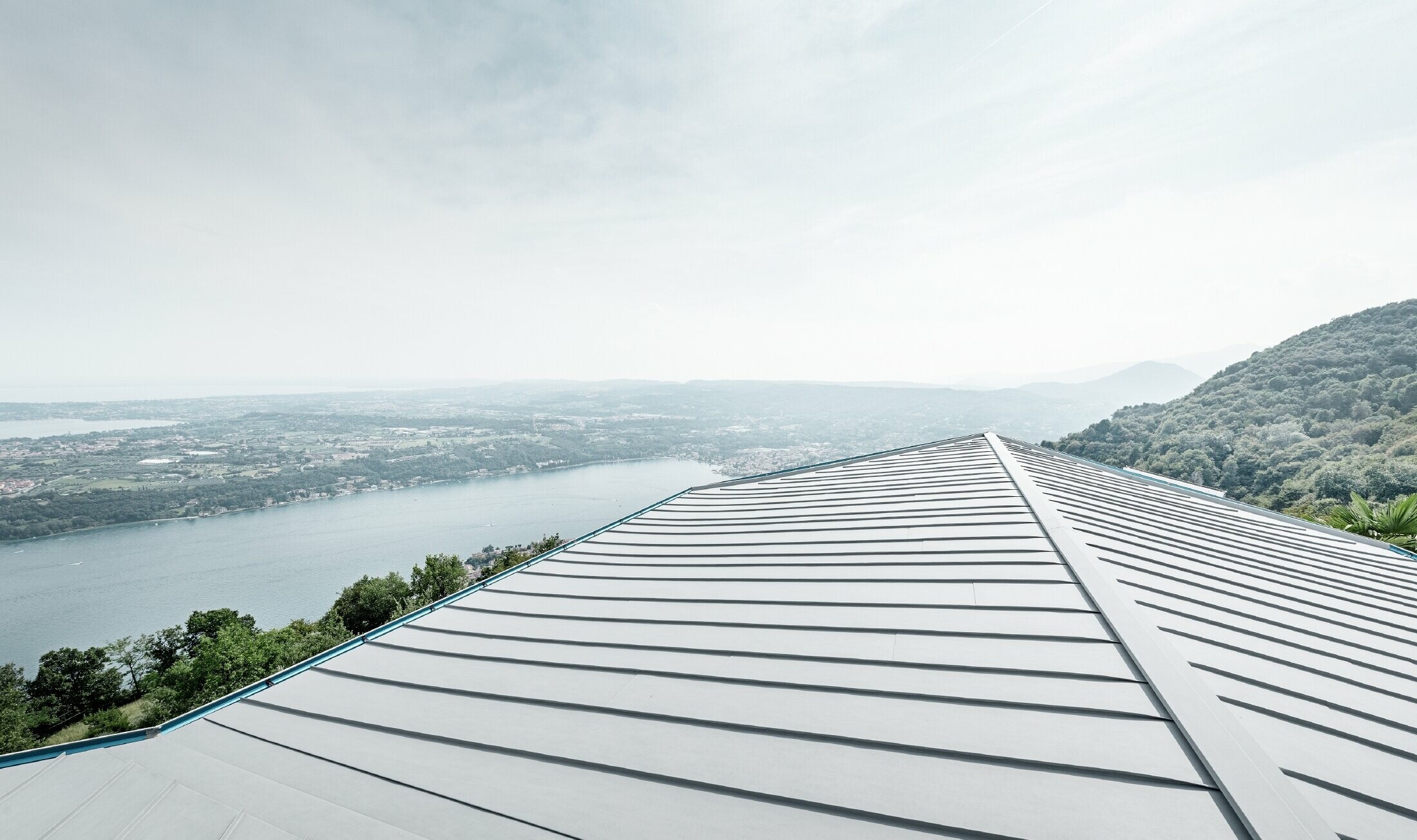 Propriété sur les hauteurs avec vue étendue sur les alentours, grande terrasse et piscine — Toiture PREFA à joints debout de couleur gris quartz