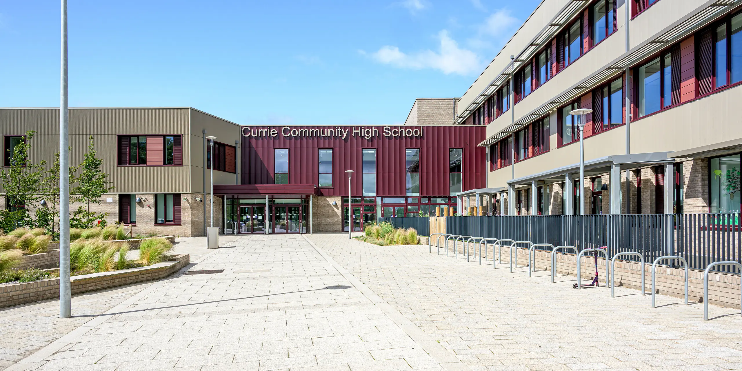 Le vaste hall d'entrée du lycée Currie Community High School d'Édimbourg se distingue par sa façade PREFA remarquable, avec son profil extrudé triangle. La structure verticale en aluminium P.10 bronze Prefa crée des accents saisissants autour de l'entrée principale et confère au bâtiment une allure moderne et haut de gamme. Durable, résistant à la corrosion et nécessitant peu d'entretien, le système en aluminium PREFA allie élégance architecturale et robustesse à toute épreuve.
