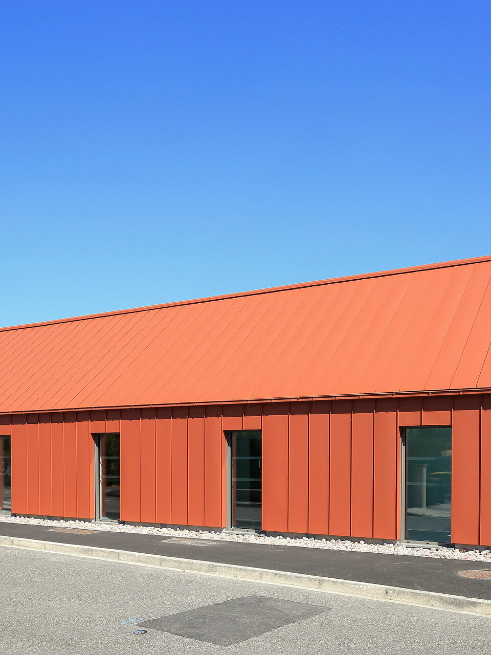 Système de toiture et de façade PREFALZ en rouge tuile P.10 sur le presbytère de Chalampé