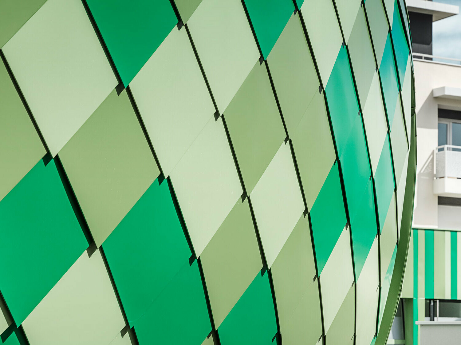 Vue latérale rapprochée du revêtement en aluminium en losanges dans les couleurs spéciales vert pâle, vert réséda et vert menthe.