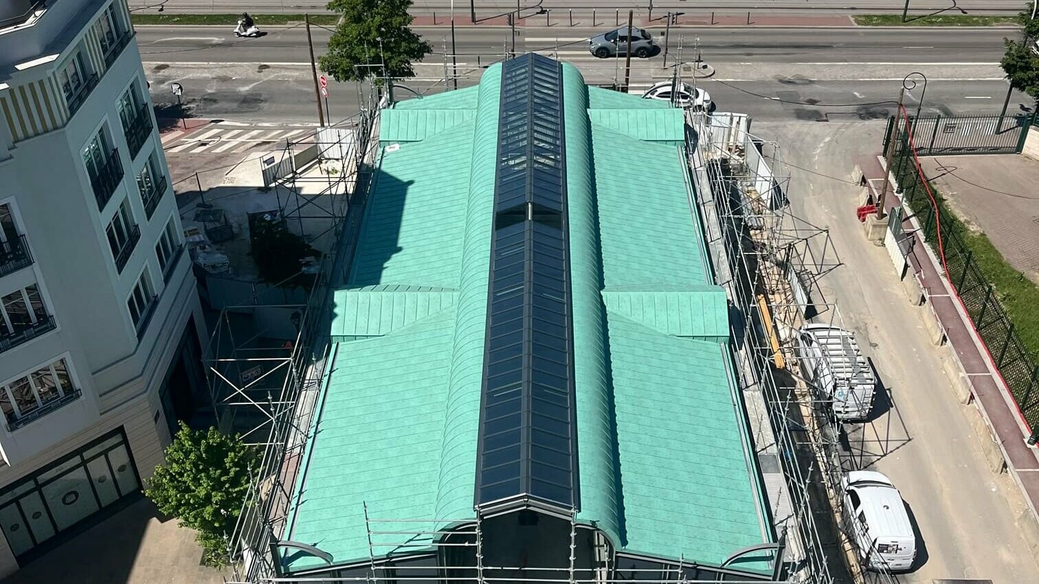 Photo de drone où on voit la halle de Clamart de sa couverture en aluminium PREFA dans la teinte P.10 vert-de-gris 