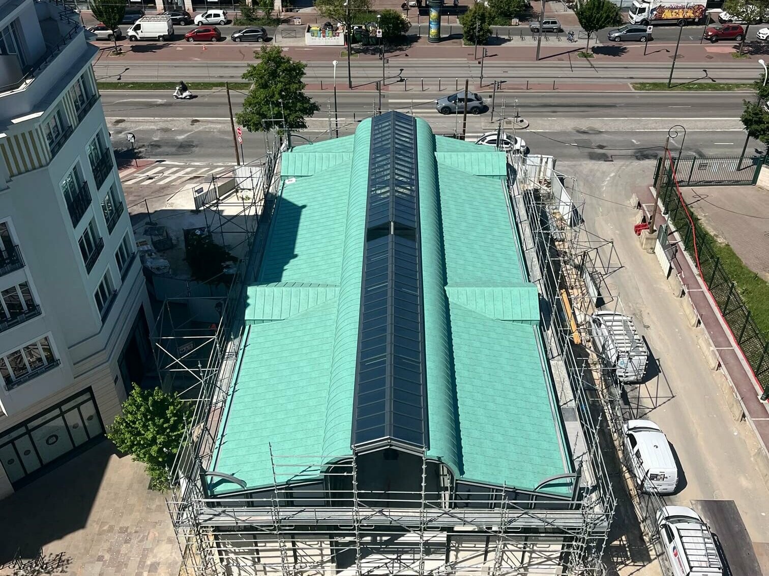 Photo de drone où on voit la halle de Clamart de sa couverture en aluminium PREFA dans la teinte P.10 vert-de-gris 