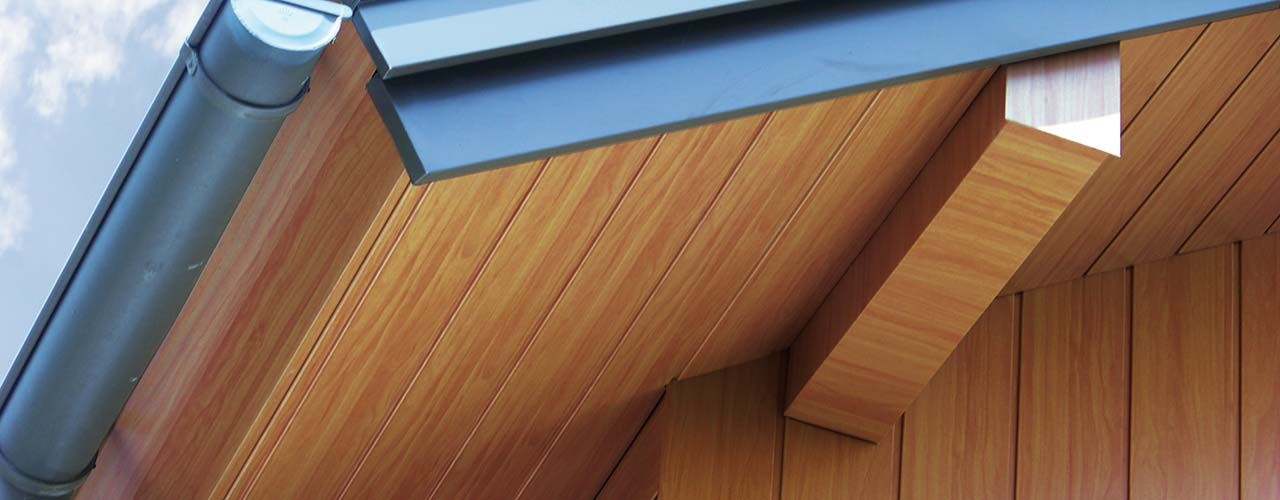 Sous-face de toiture recouverte avec les Sidings PREFA en aluminium couleur bois clair.