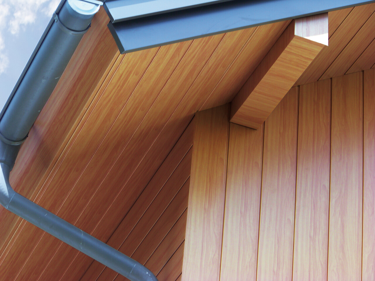 Sous-face de toiture recouverte avec les Sidings PREFA en aluminium couleur bois clair.