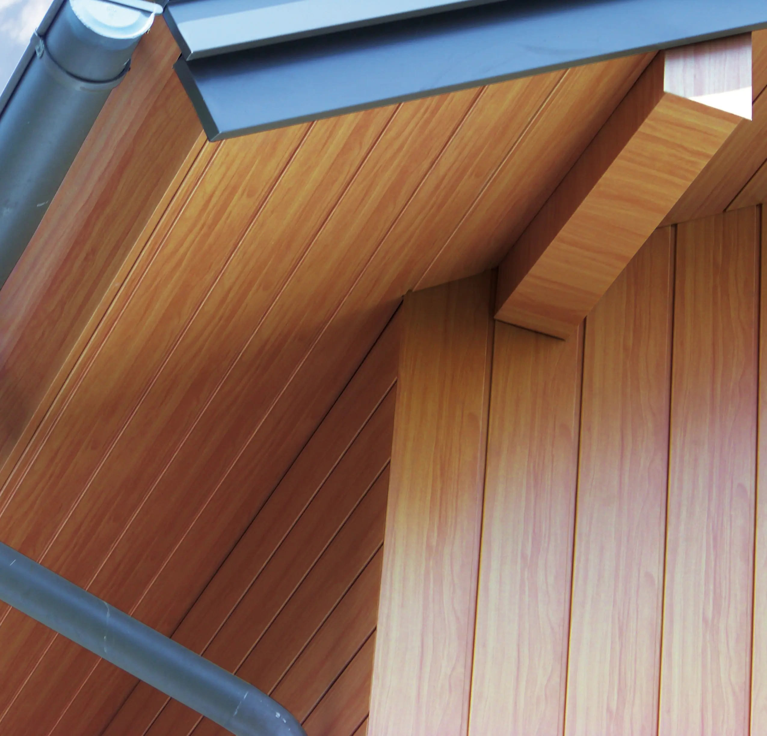 Sous-face de toiture recouverte avec les Sidings PREFA en aluminium couleur bois clair.