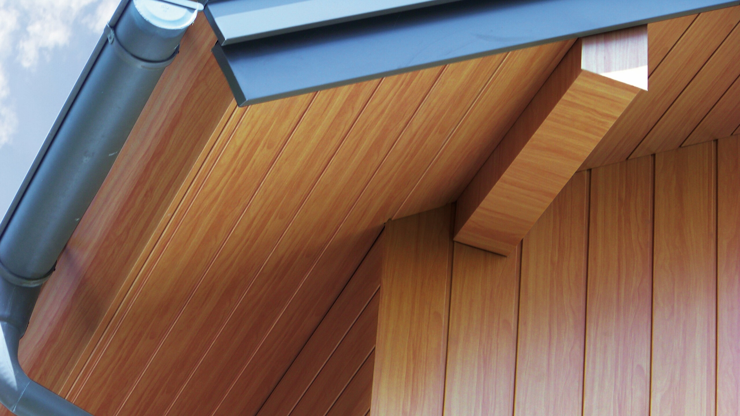 Sous-face de toiture recouverte avec les Sidings PREFA en aluminium couleur bois clair.