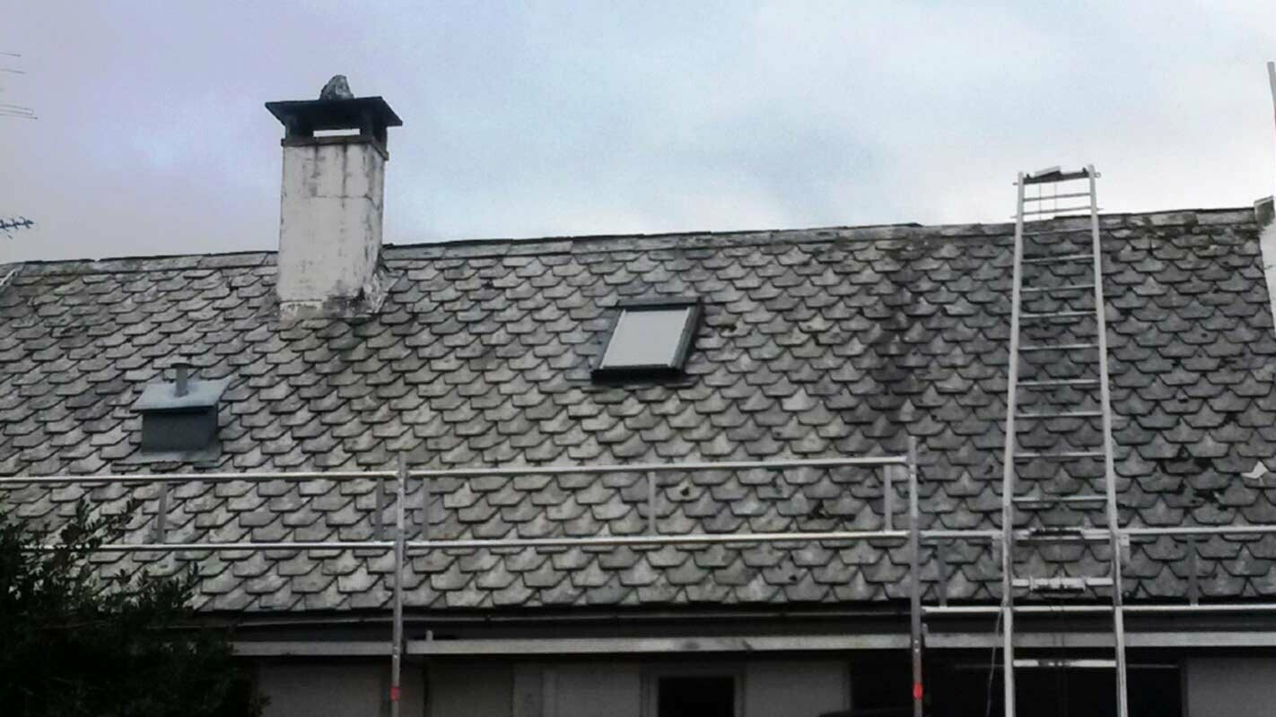 Rénovation d’un toit très ancien à l’aide de losanges de toiture PREFA, cheminée incluse