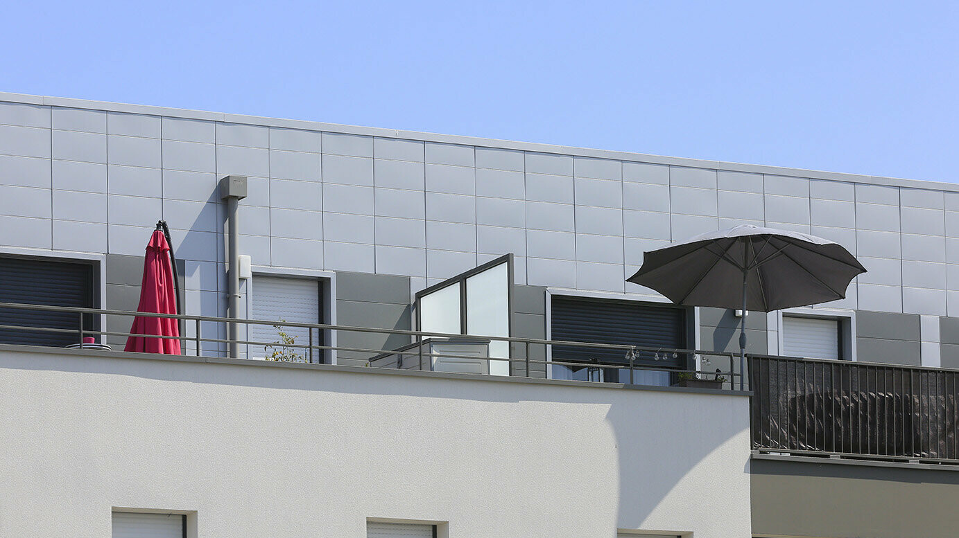 Vue de l'ensemble du penthouse recouvert en Siding Prefa teinte argent métallisé