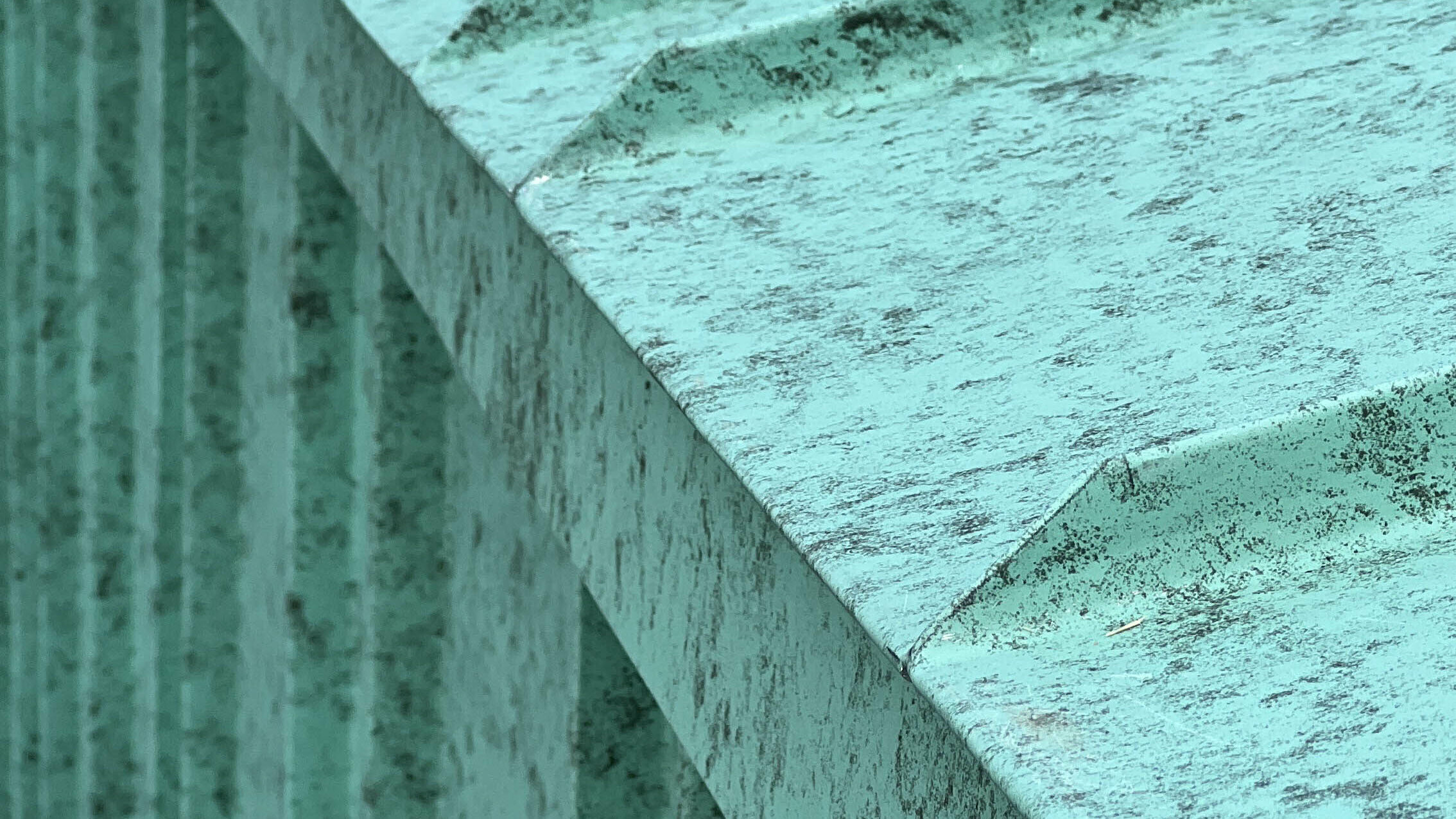 Zoom sur le détail de raccord entre la toiture et la façade, tous deux réalisés en joint debout en aluminium PREFA