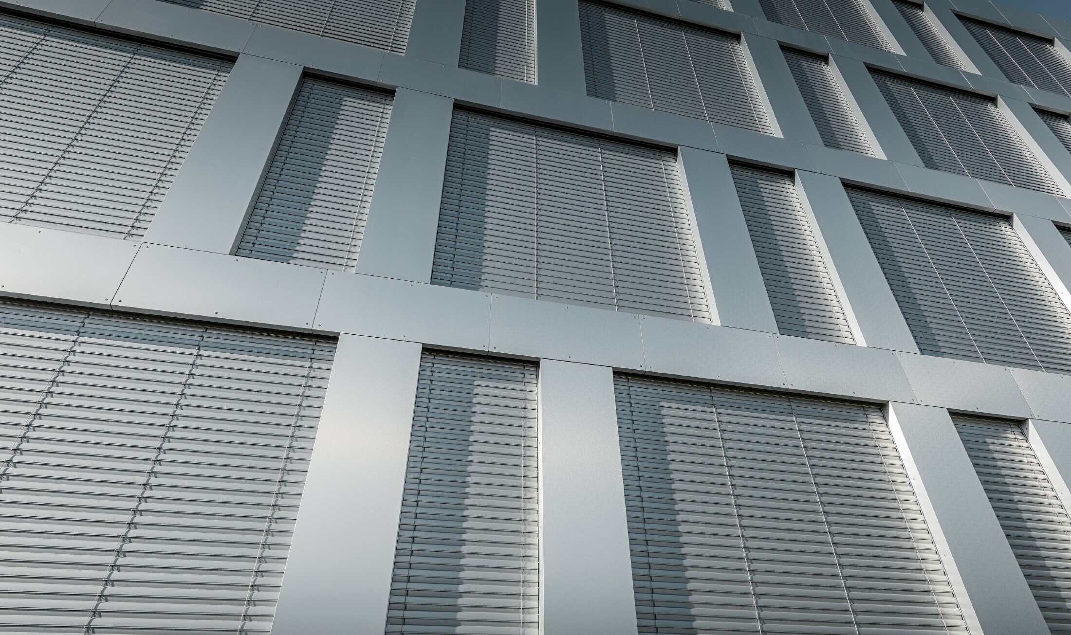 Vue détaillée des fenêtres de l’école de Marens, habillée avec le panneau composite en aluminium brossé