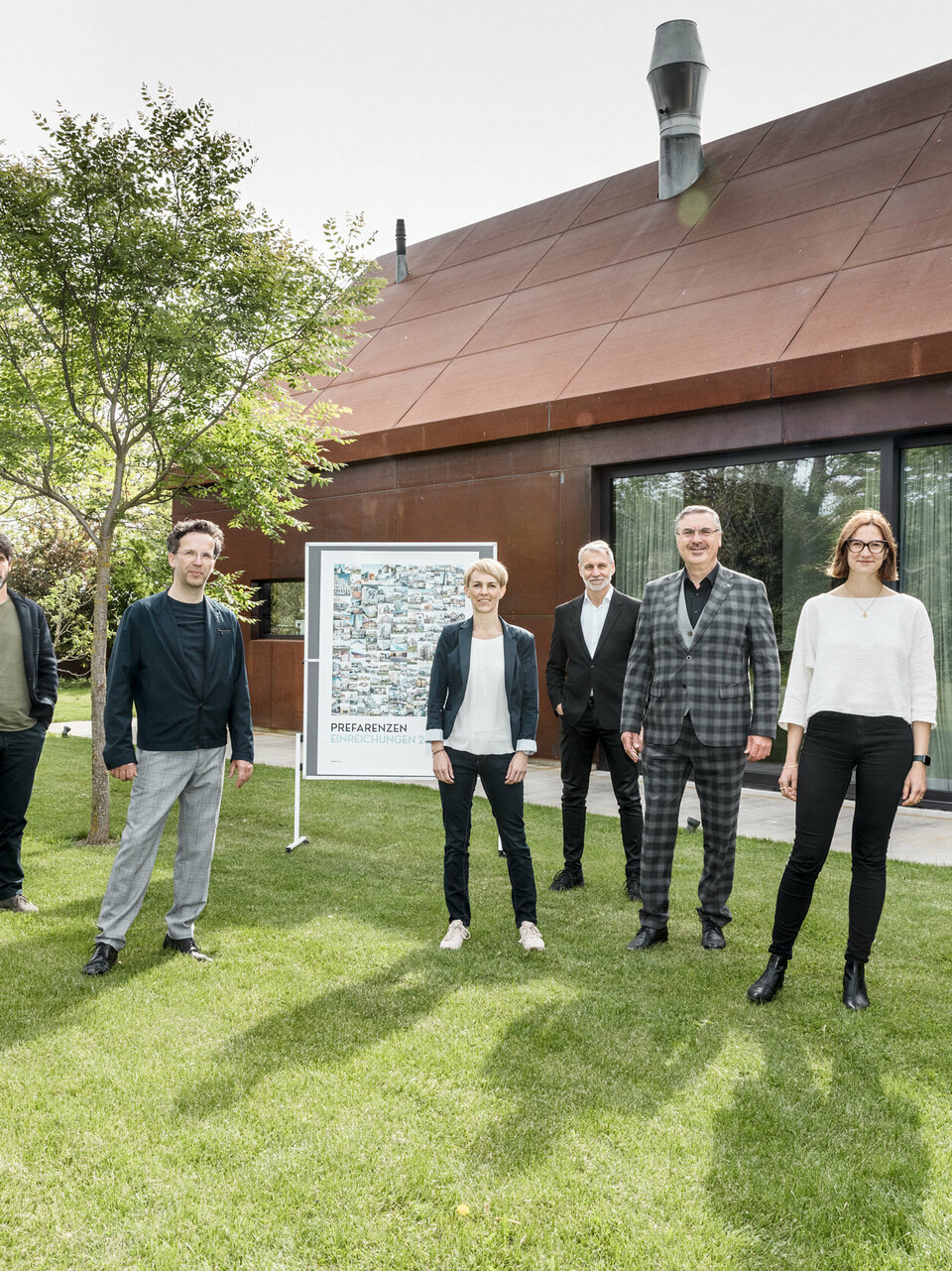 Les participants au Dialogue PREFARENZEN 2024 sur la pelouse devant un bâtiment brun au domaine viticole Velich.
