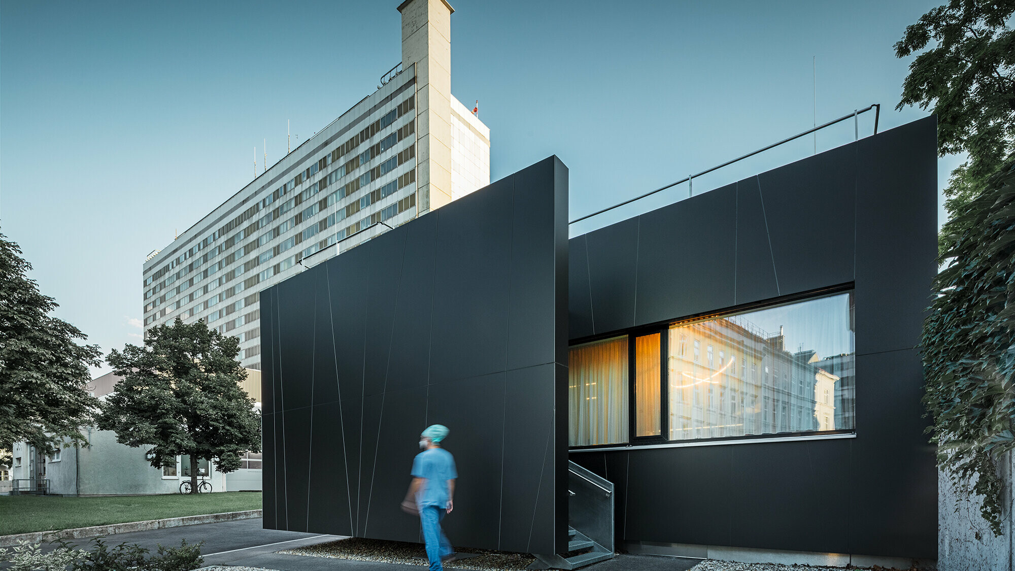 Façade du service central des urgences de la clinique Landstraße dans la Juchgasse à Vienne, avec panneau composite PREFA gris noir.
