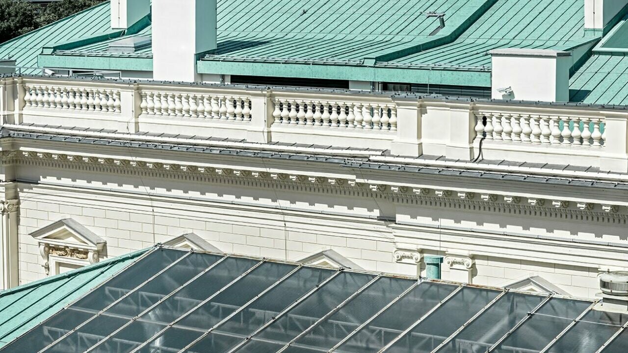 Nahaufnahme des Prefalz-Daches in P.10 patinagrün. Im Hintergrund ist die Technische Universität Wien zu sehen.