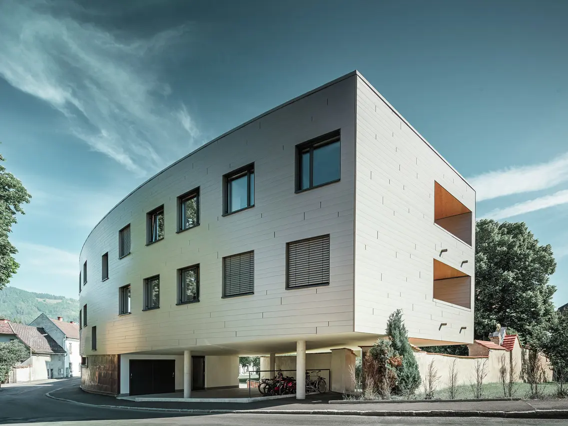 Vue latérale de la résidence universitaire rénovée à Leoben. La façade a été recouverte de Sidings PREFA.