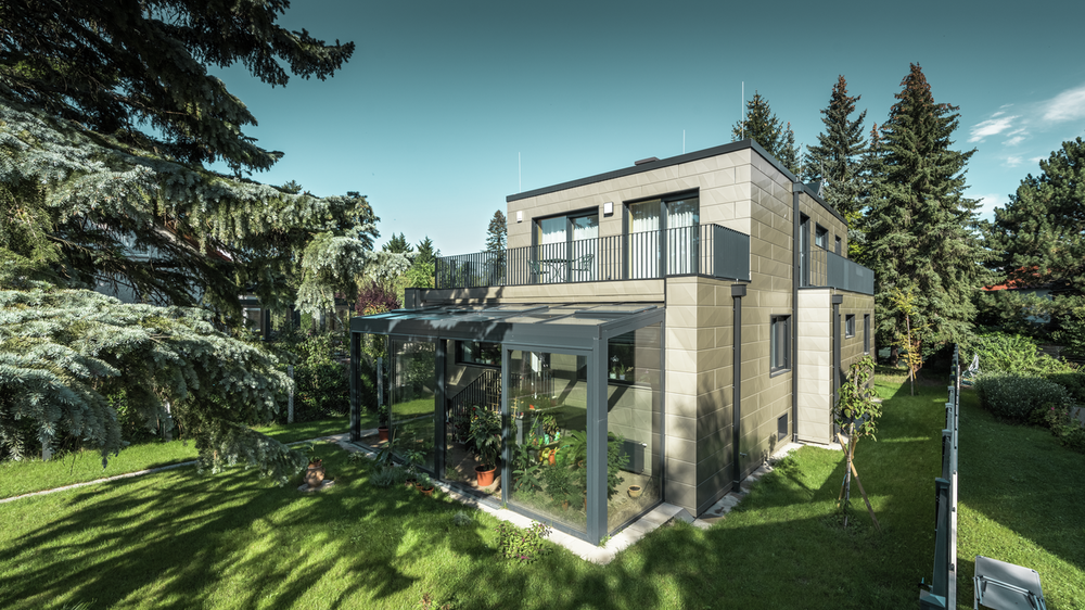 La façade de cette maison familiale moderne de Vienne a été recouverte de PREFA Siding.X de couleur bronze.