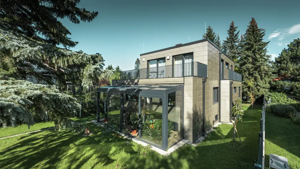 La façade de cette maison familiale moderne de Vienne a été recouverte de PREFA Siding.X de couleur bronze.