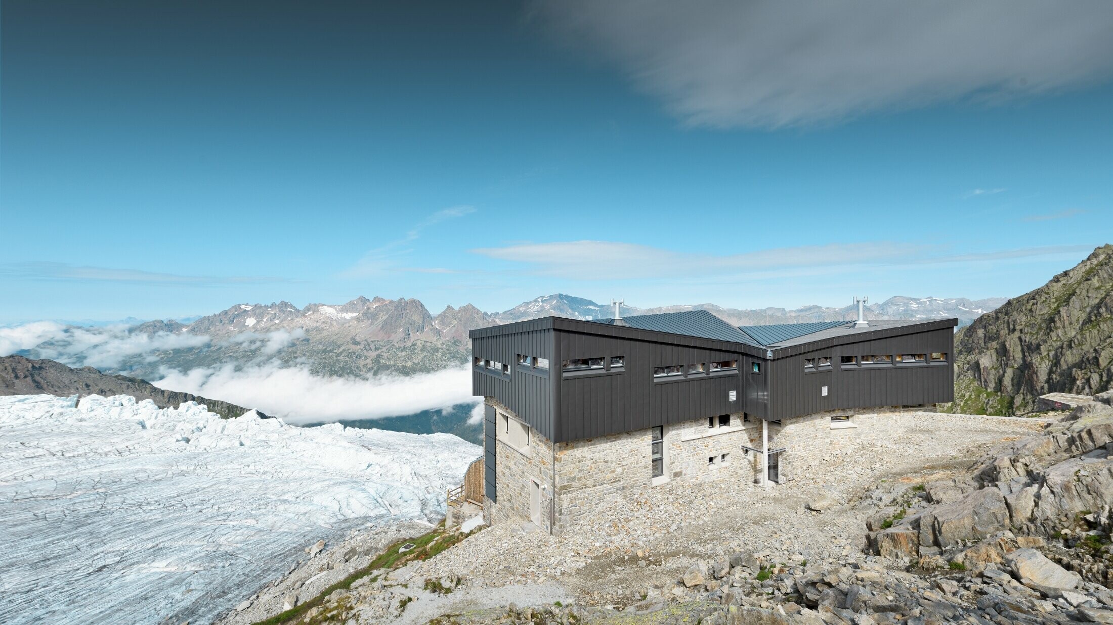 Le Refuge Albert 1er niché sur le Mont Blanc dont la façade et la toiture ont été revêtues en PREFALZ dans la teinte gris noir