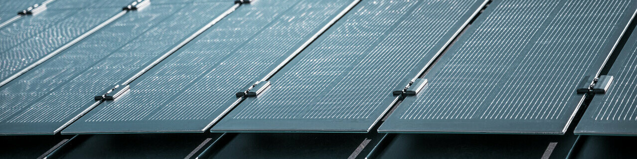 Vue détaillée du montage de modules solaires Prefalz sur une toiture à Meschede