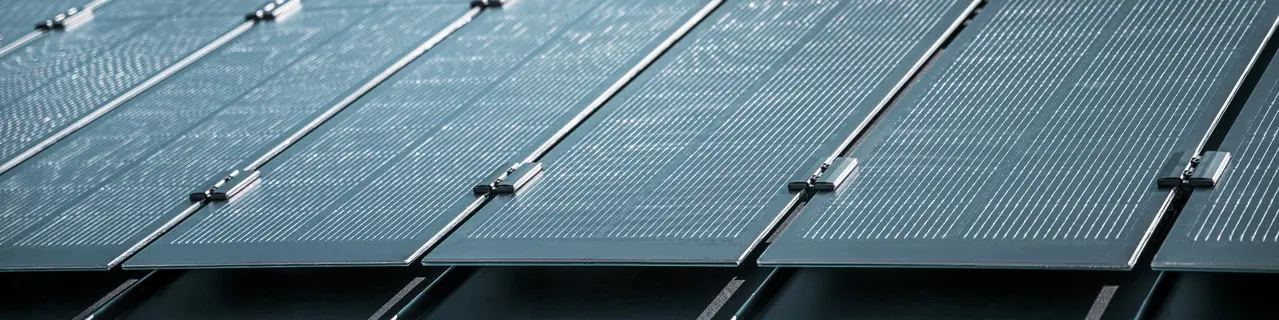 Vue détaillée du montage de modules solaires Prefalz sur une toiture à Meschede
