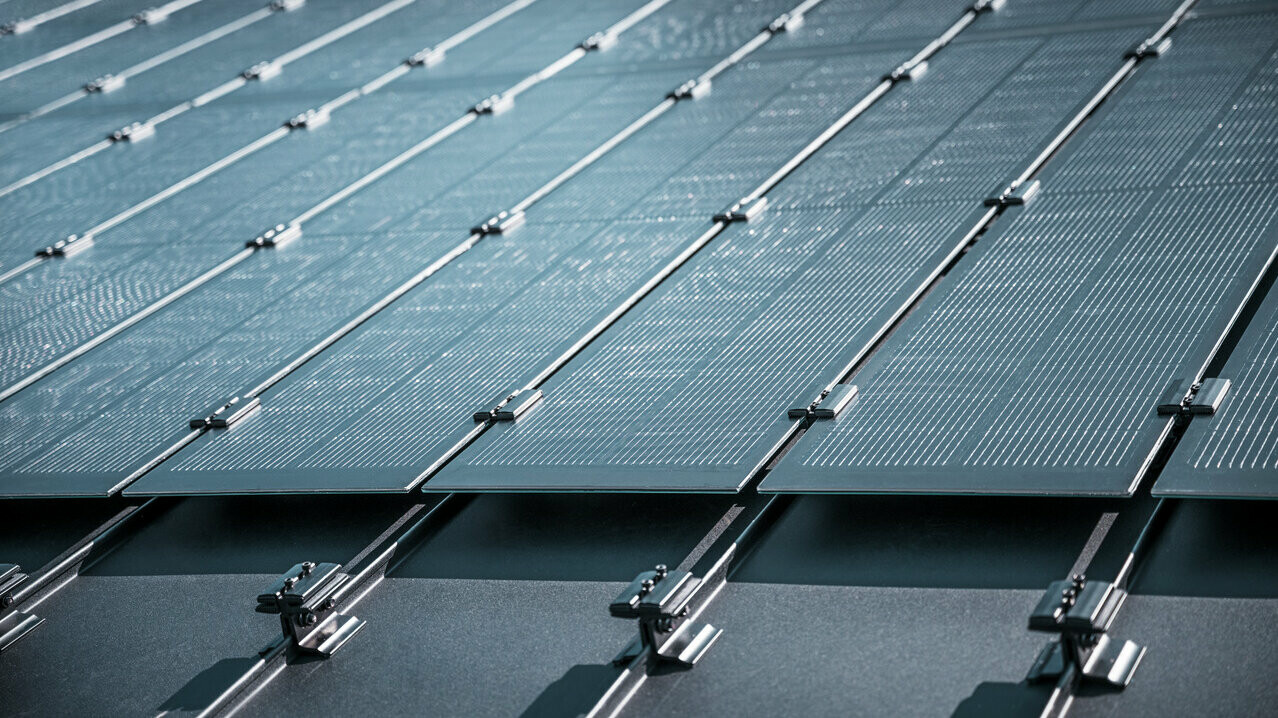 Vue détaillée du montage de modules solaires Prefalz sur une toiture à Meschede