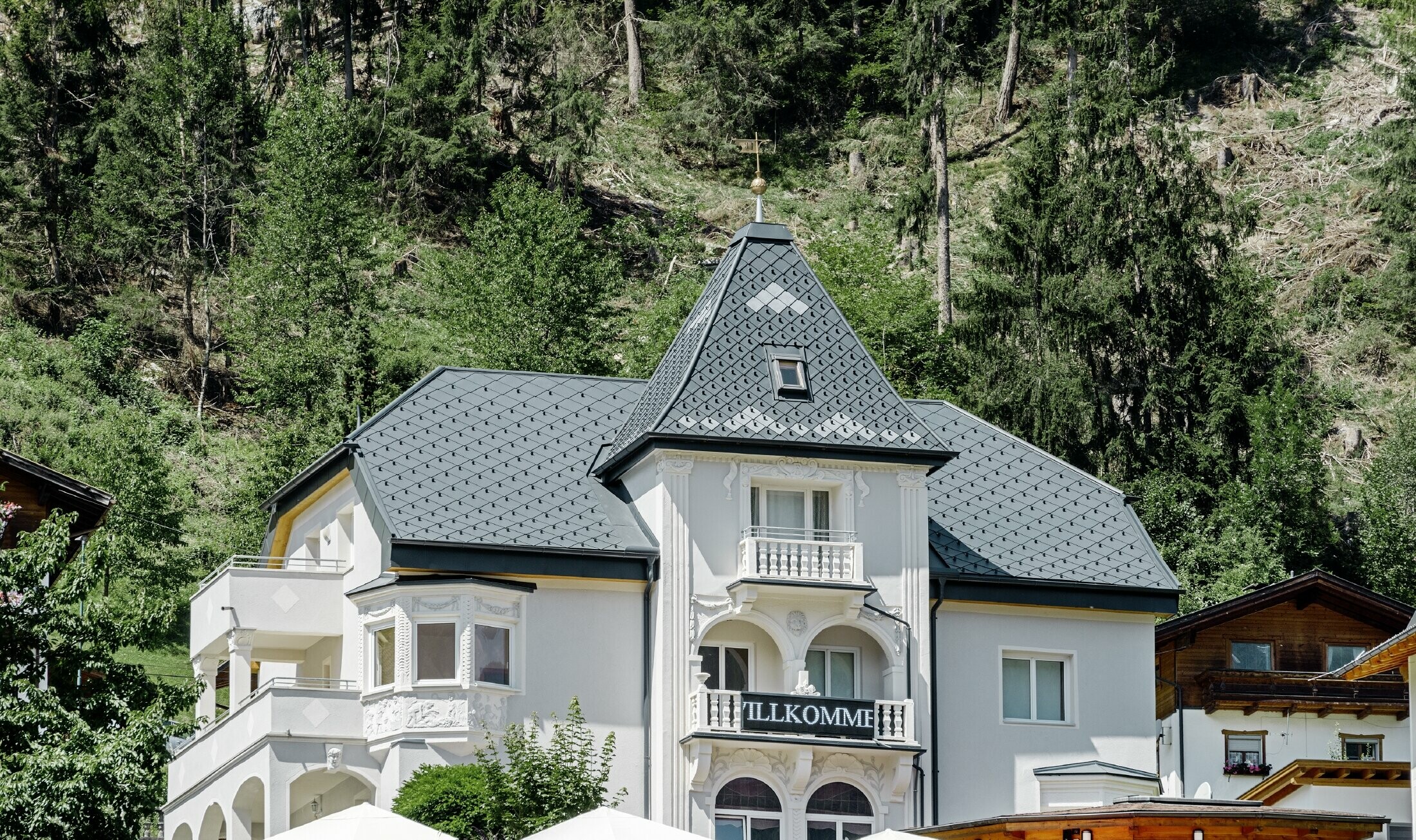 Villa flanquée d’une tour et hébergeant une pizzéria au rez-de-chaussée — Toiture en aluminium PREFA de couleur anthracite