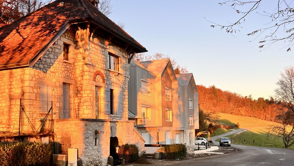 Prise de vue d'ensemble du complexe résidentiel attenant au Château des Avenières dont la façade et la toiture sont couvertes de joint debout PREFALZ dans la teinte spéciale Dune.
