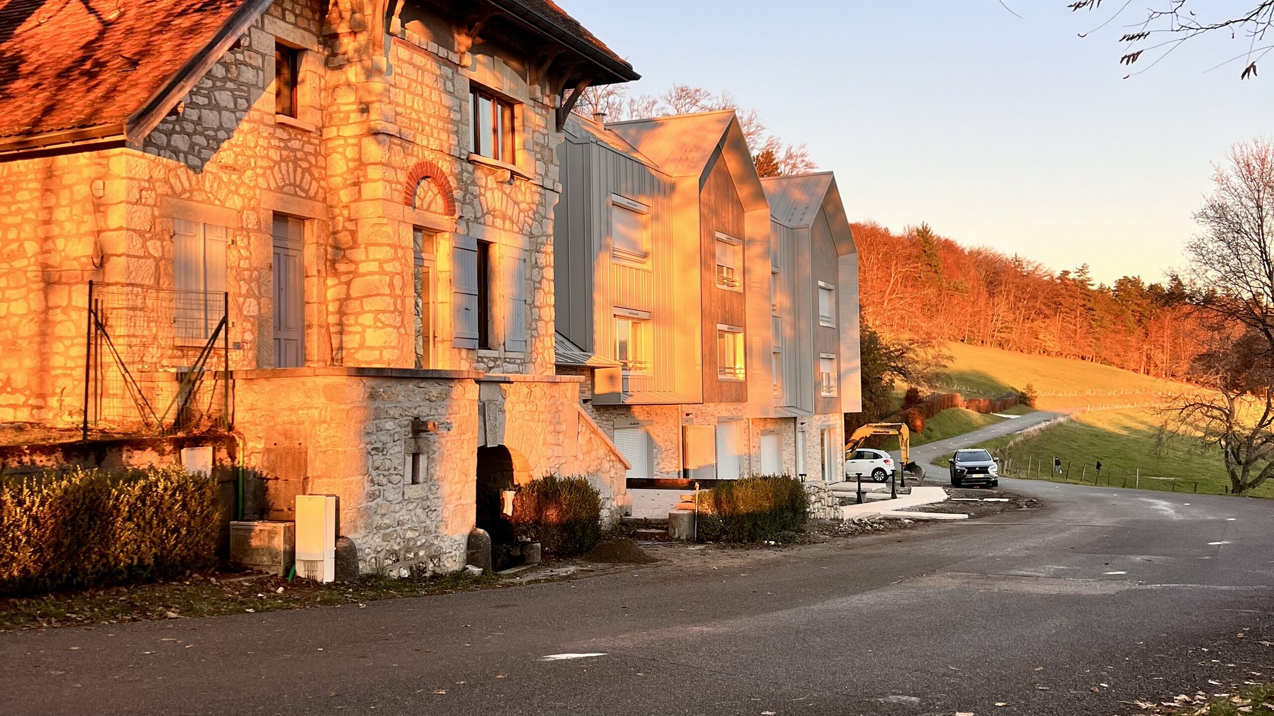 Prise de vue d'ensemble du complexe résidentiel attenant au Château des Avenières dont la façade et la toiture sont couvertes de joint debout PREFALZ dans la teinte spéciale Dune.