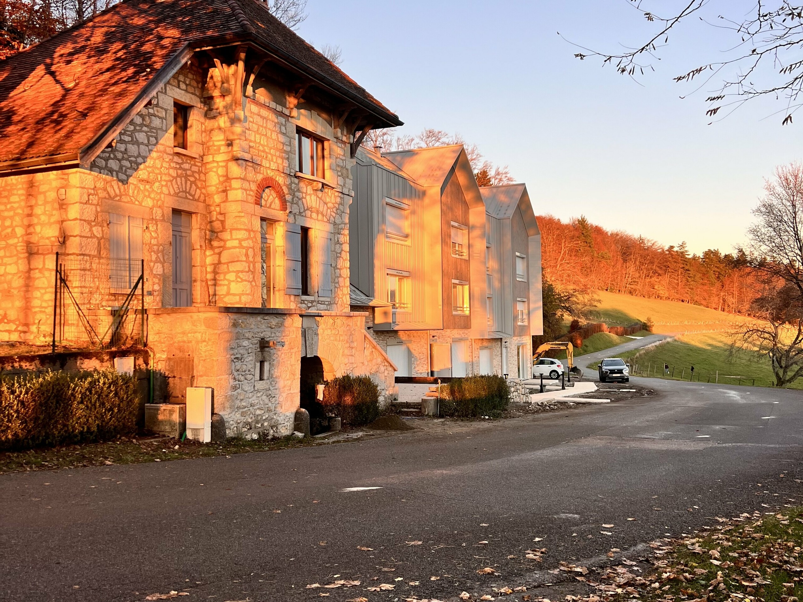 Prise de vue d'ensemble du complexe résidentiel attenant au Château des Avenières dont la façade et la toiture sont couvertes de joint debout PREFALZ dans la teinte spéciale Dune.