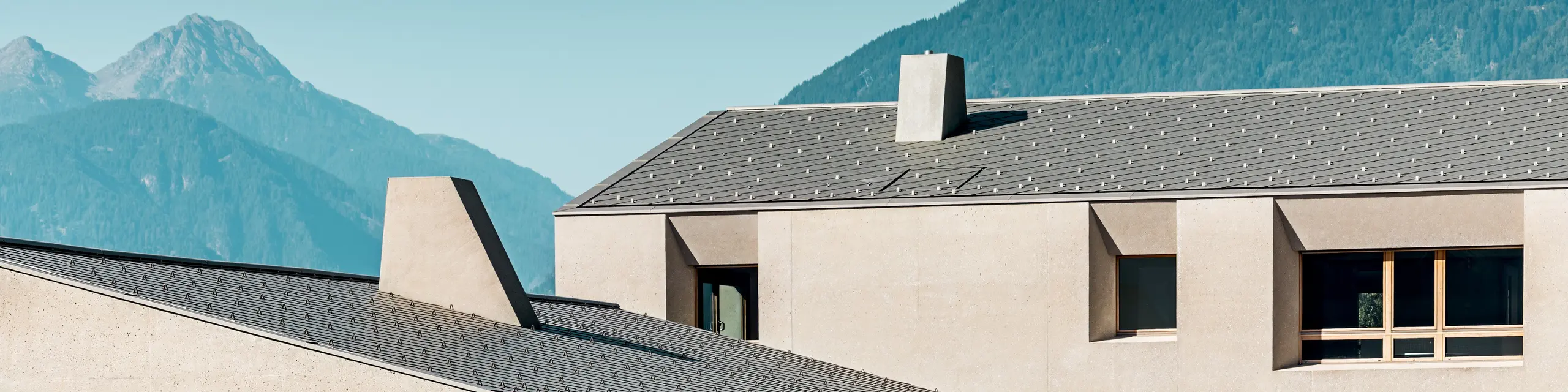Le centre éducatif de Riffian, dans le Tyrol du Sud, se distingue par ses losanges en aluminium PREFA (format 44 × 44) de couleur bronze P.10, qui apportent une touche marquante au paysage alpin. Ce revêtement en aluminium, posé avec précision, complète harmonieusement la façade sobre aux teintes terreuses et souligne l'architecture moderne de l'école maternelle et primaire.