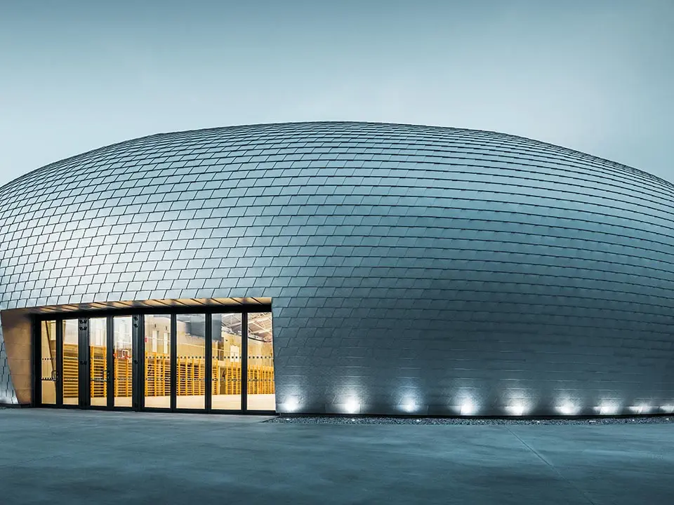 La forme de la salle de sport en République tchèque ressemble à un OVNI - 20 000 bardeaux PREFA aluminium naturel ont été posés