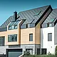 Nouvelle construction moderne avec un toit s’étendant jusqu’à la partie supérieure de la façade. Les losanges de toiture en aluminium couleur anthracite ont été utilisés pour la couverture