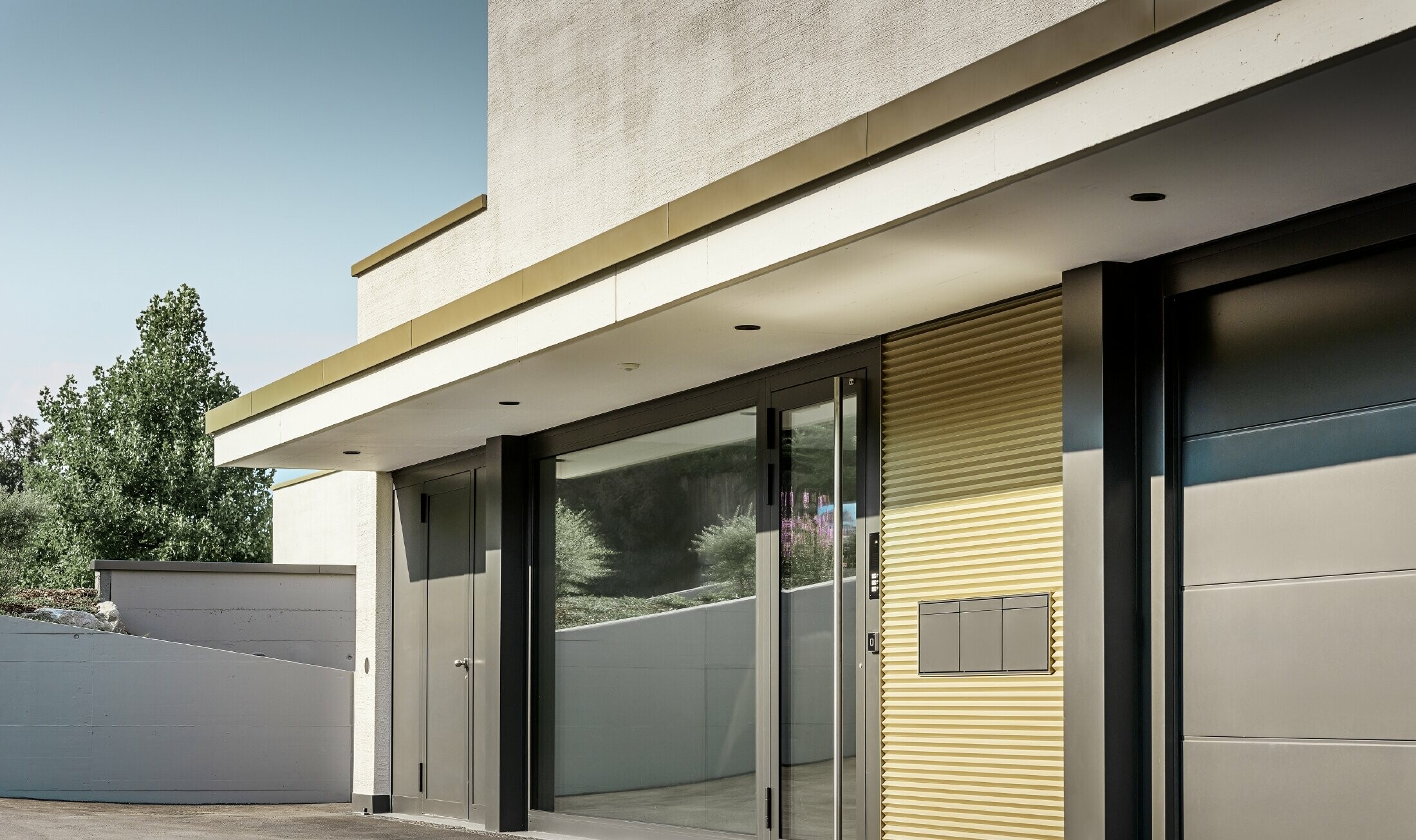 L’entrée de l’immeuble d’habitation a été valorisée avec un profil triangle doré.